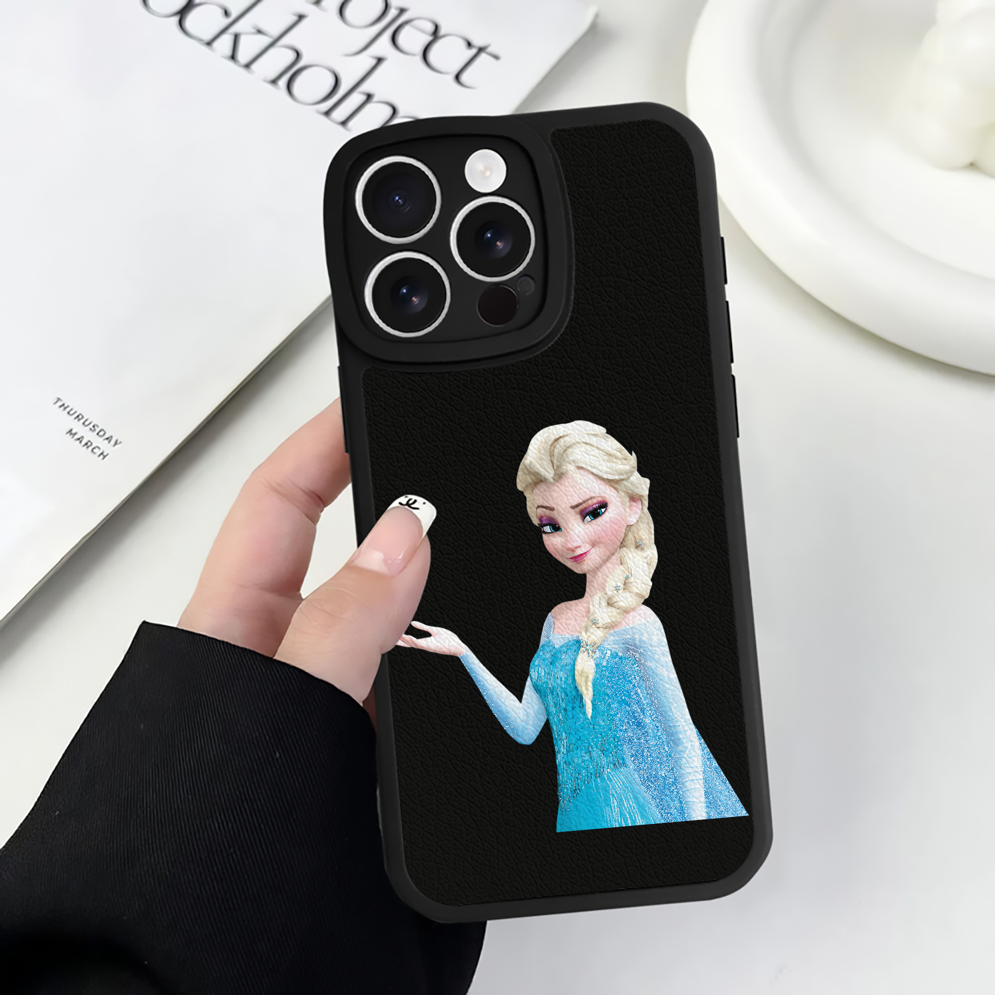 （画像用） アナと雪の女王 アンナ エルサ Frozen Anna Elsa 【iPhone 16シリーズ対応】シリコンスマホケース（レザー調） 材質：シリコン